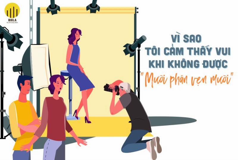 Hình ảnh một cặp đôi đang vui vẻ chụp ảnh selfie hoặc nhờ người khác chụp ảnh cho họ tại cầu tình yêu, với background là cảnh đẹp của cây cầu và xung quanh